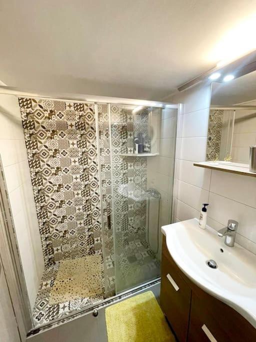 20' From The Airport,20' From The Center Of Athens Apartamento Exterior foto